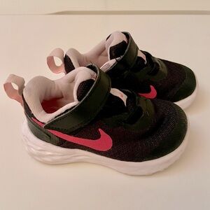 Toddler girls Nike sneakers